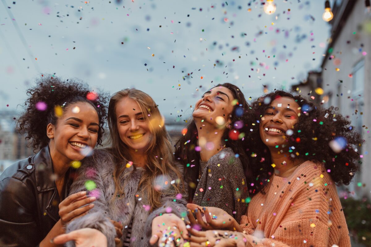 恋愛はコミュ力が全て 誰だって交際相手のビジュアルは良いにこしたことはないと思っています。しかし世に美男美女は10%しか存在しません。にも関わらずカップルは無限に存在します。誰もが内面重視だから？妥協の賜物？いえいえ、恋のはじまりはコミュニケーションからなのです。