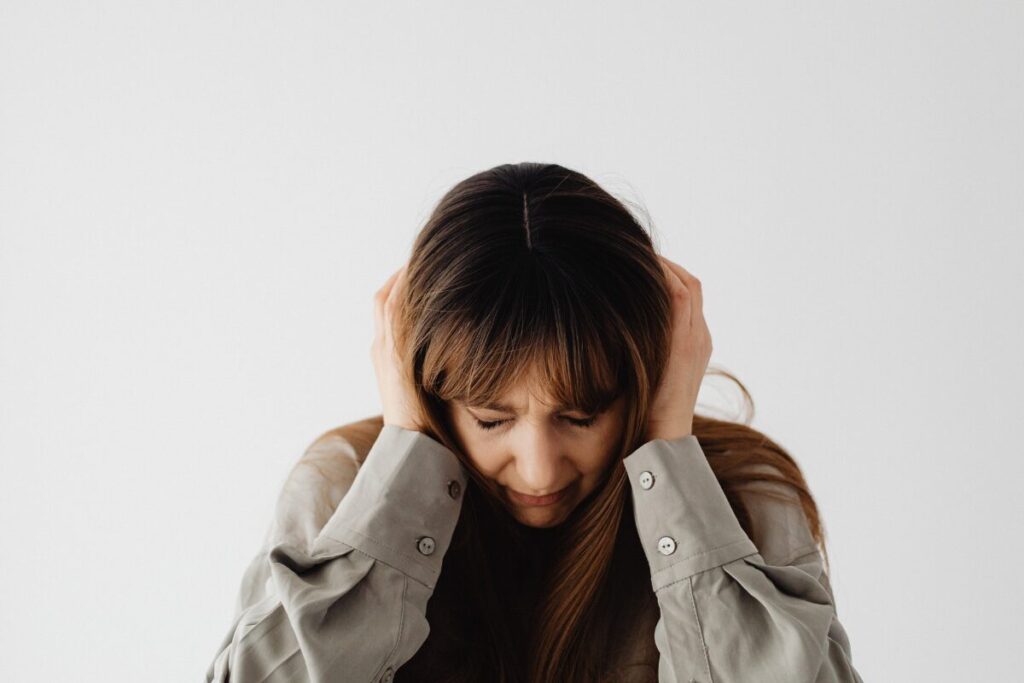 現実的な不倫の末路
きっかけは恋？馬鹿言っちゃいけません。
頭を抱える女性