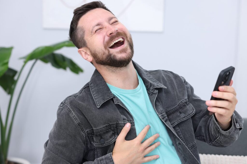 初回デート　オンナの心得
本気でアプリ？
スマホを見て爆笑する男性