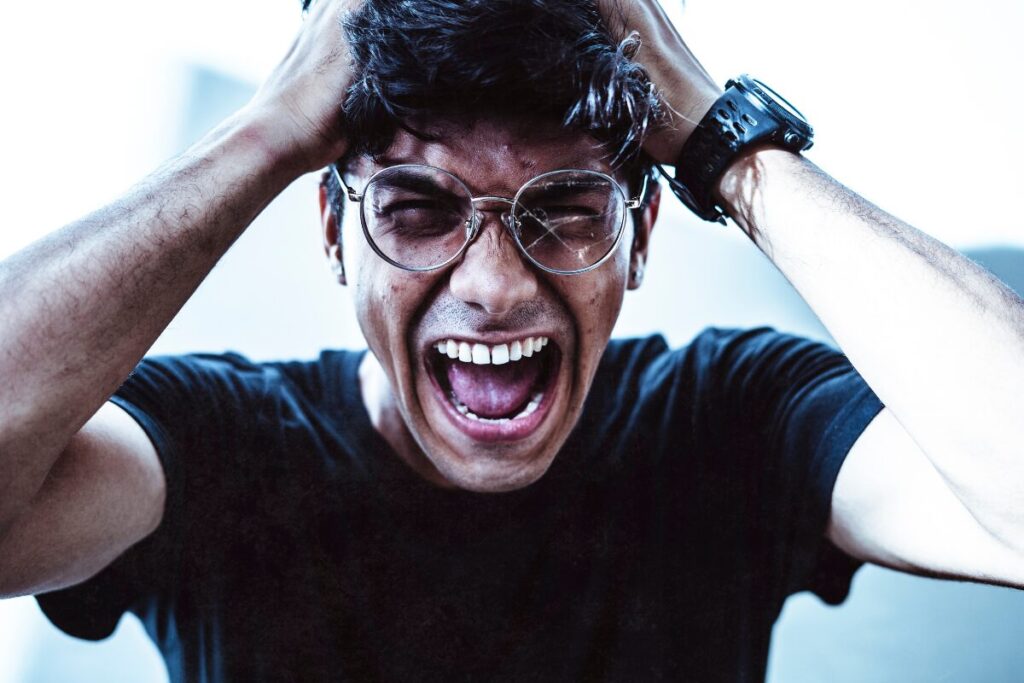 モラハラ彼氏
モラハラ野郎の気質
感情を爆発させる男性