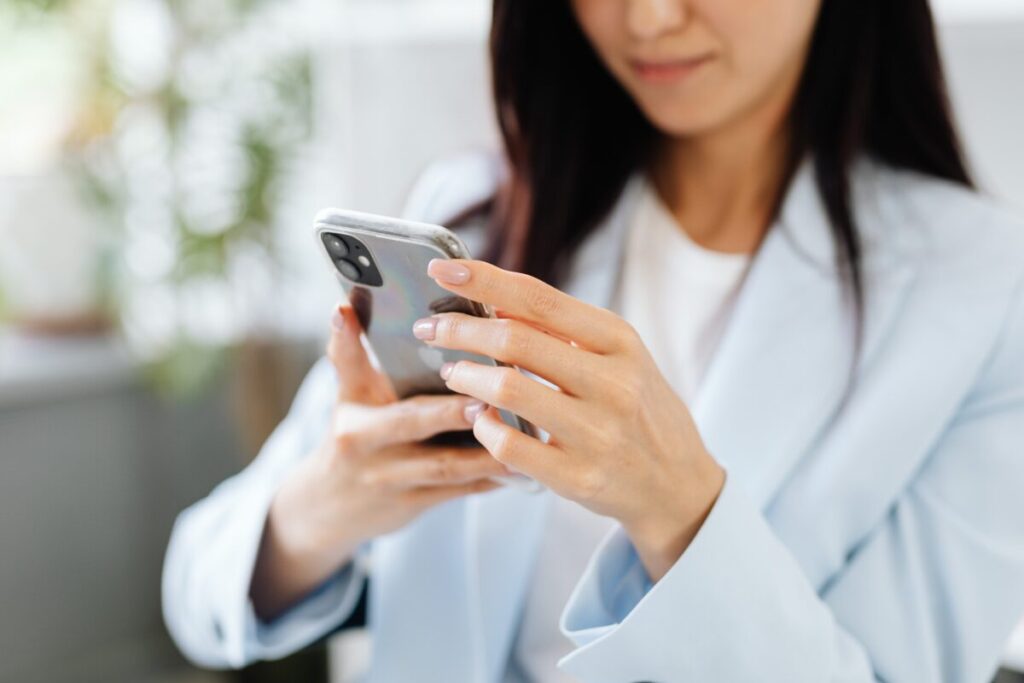 美しい中年とは?
気付かない人
スマホに夢中な女性