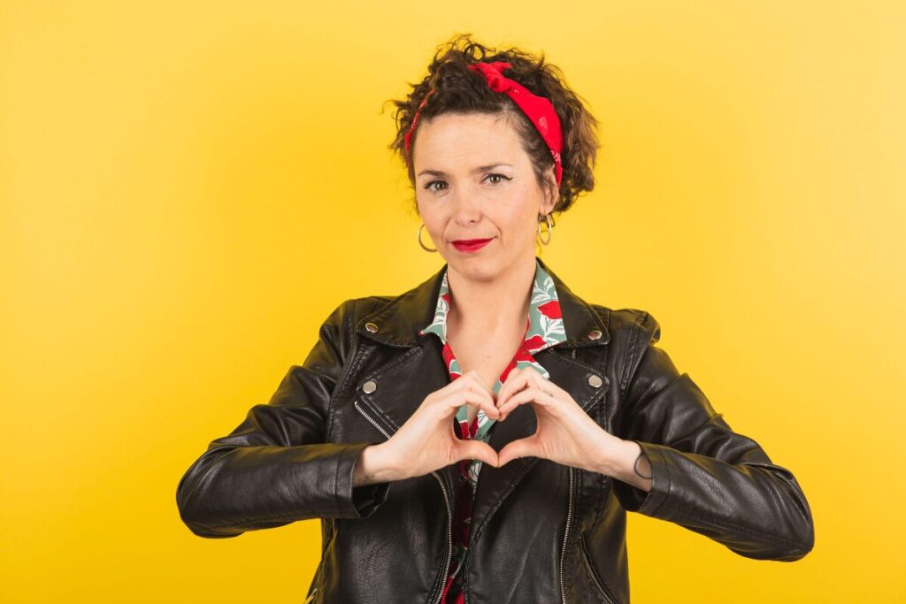 老人は好きなことして生きていく?
好きなこととは?
手でハートを作る中年女性