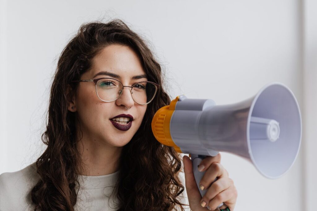 結婚相談所が開催するイベントに参加してみました
いざ!開幕！
スタートの合図する女性