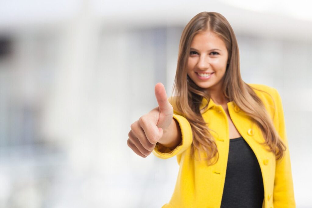 内臓にいいコト全部やる！
良いこととは？
親指を立てる女性