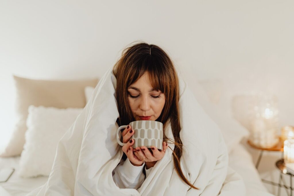 冷え症でこごえているあなたに
根本的な改善とは
毛布にくるまる女性