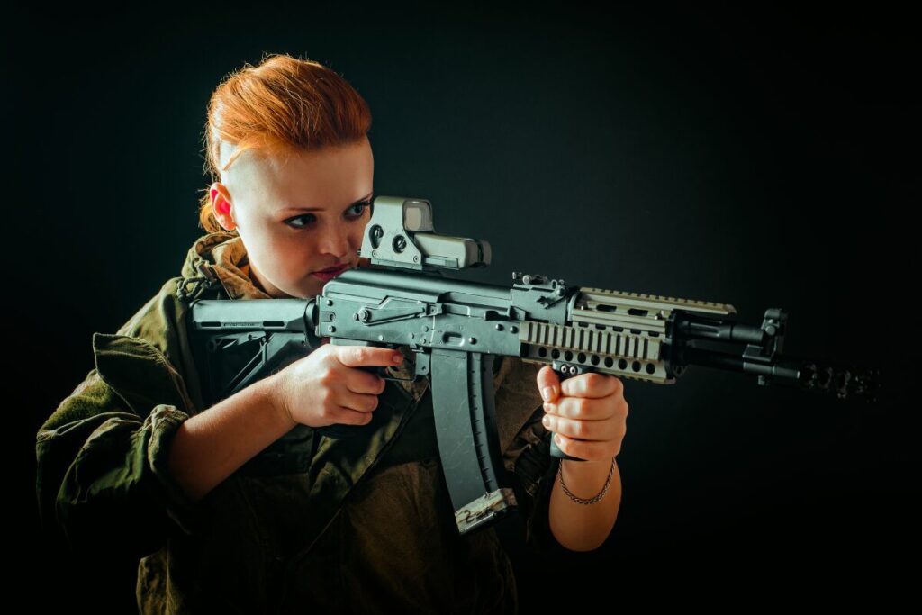 孫子の兵法は恋愛に使えるのか？
恋愛とは戦いだ
銃をかまえる女性