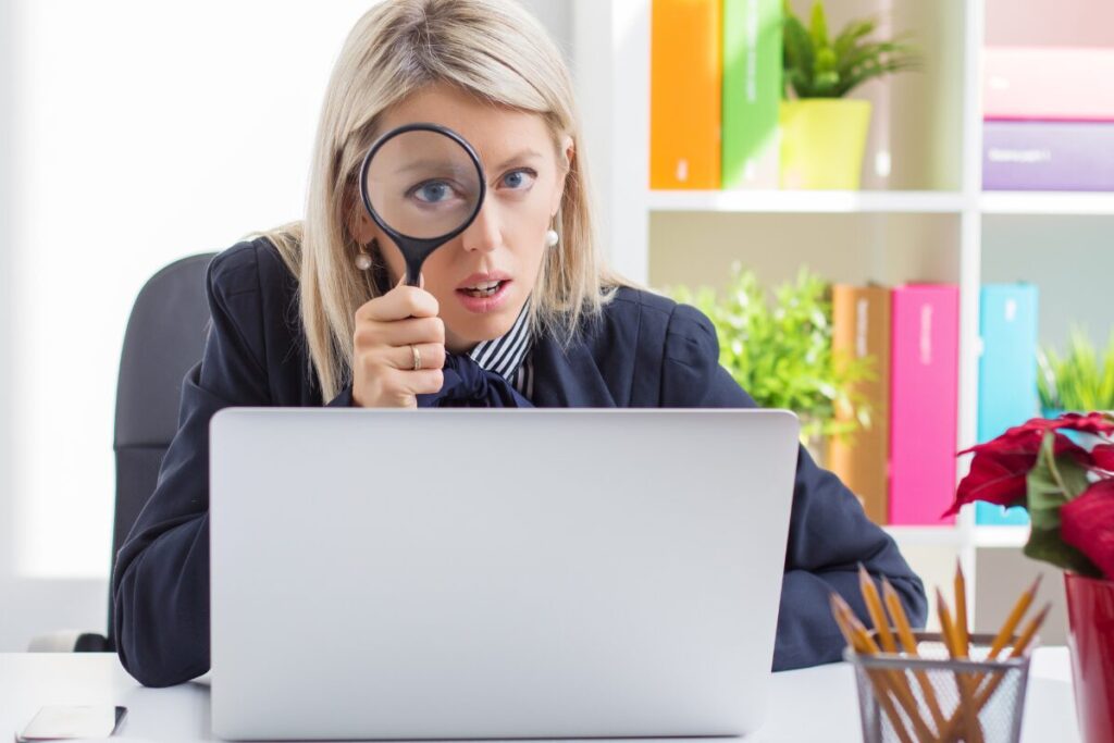 恋愛はコミュ力が全て
人類の秘密
虫眼鏡を見る女性