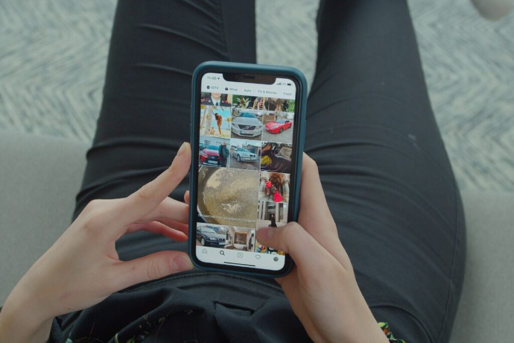 自己肯定感？いえいえ自己皇帝感です
褒められたい
スマホを見る女性