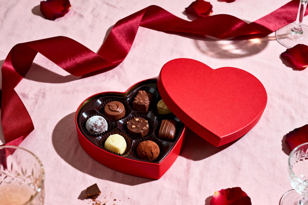 バレンタインデーの秘密 恋する女子の勇気や倦怠期を迎えた妻の逆転を後押ししてくれる、一年で最も女性が愛の告白をしやすい日。そう、それがバレンタインデー。はいはい、チョコレート買えばいいんでしょ？いえいえ、今回はその歴史を勉強してみましょう。