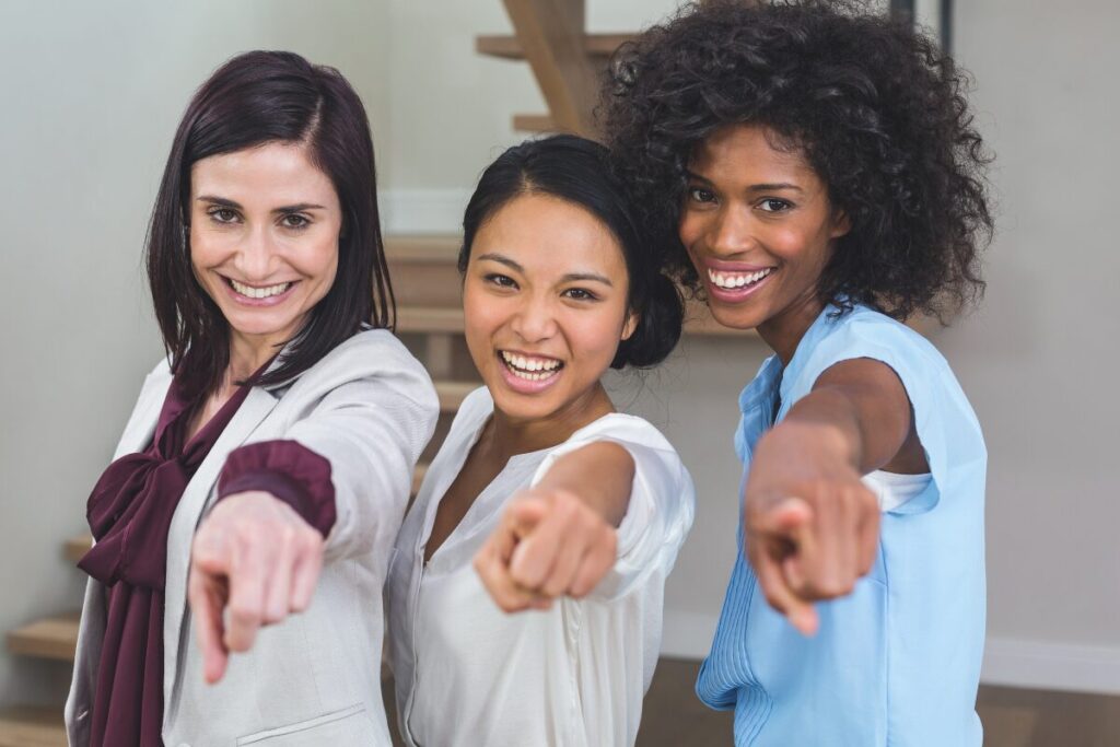 モラハラ彼氏
社会的な抑制
指を指す女性達