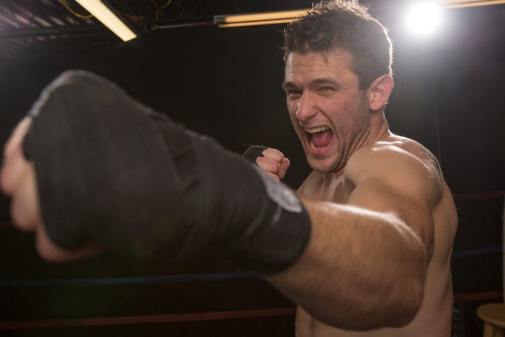 何故ストーカーになる？
攻撃的な執着
攻撃する男性