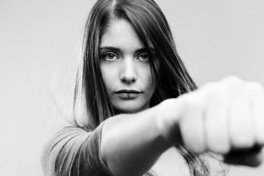 孫子の兵法は恋愛に使えるのか？
え、攻めないの？
拳を突き出す女性