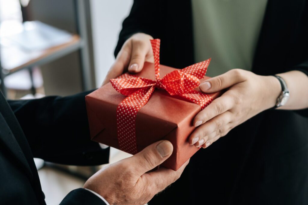 結婚相談所が開催するイベントに参加してみました
完成品をプレゼント？
プレゼントを渡す