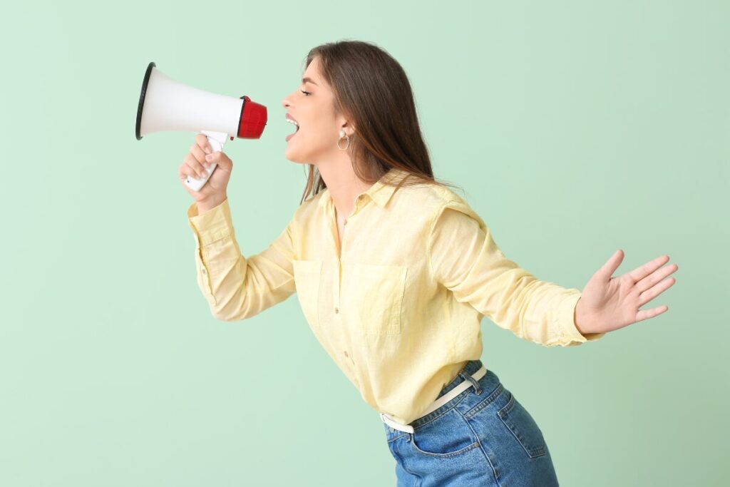 恋愛はコミュ力が全て
言葉をつかえるという力
メガホンで叫ぶ女性