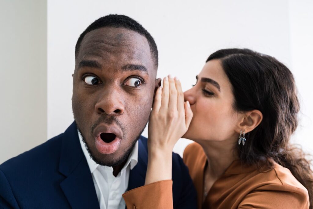 病める時も健やかなる時も
言葉にすること
耳打ちする女性