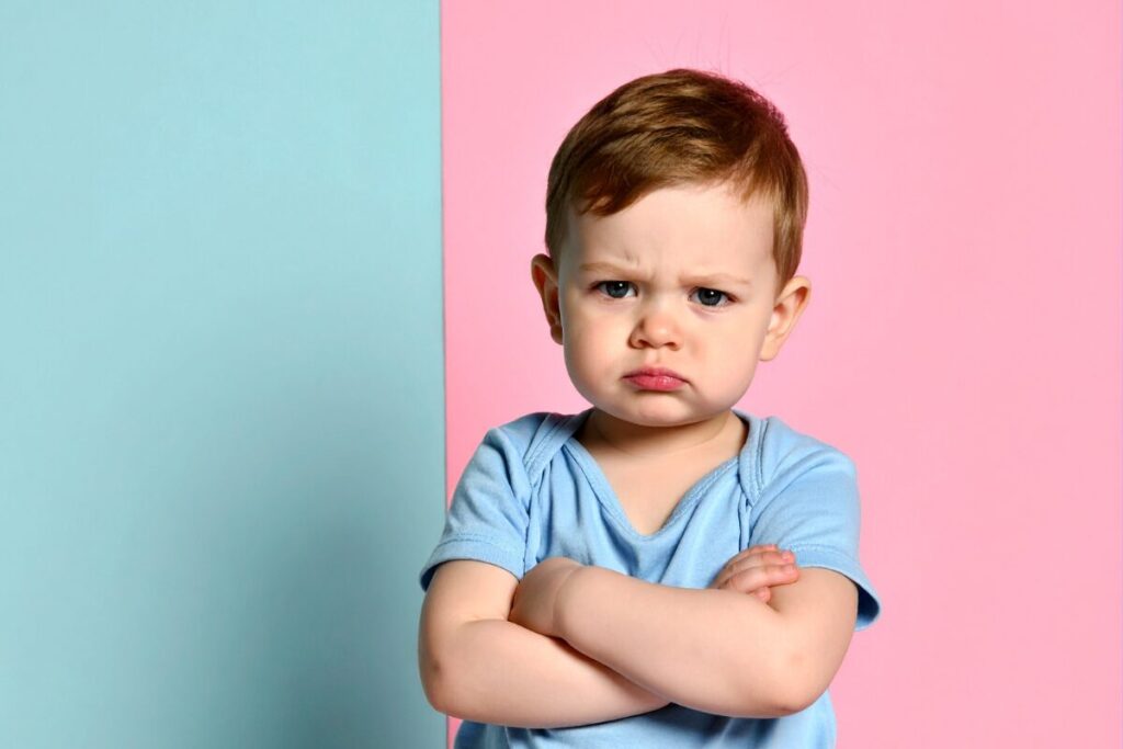 現実的な不倫の末路
子供の話
腕を組んで睨む男の子