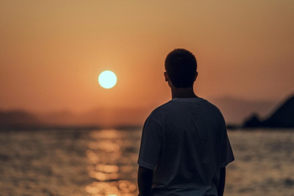 現実的な不倫の末路
彼は離れる
夕日に黄昏る男性