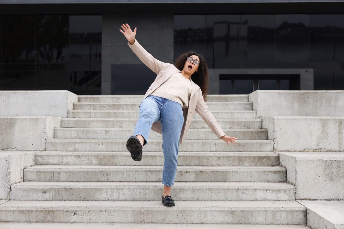 人生から転落しないために あなたの生きている世界はおおむね平和です。勇気を持って前に踏み出せば今からは想像も出来ないような素敵な未来が待っていますが、何かの間違えで一歩踏み外せば底が見えないとんでもない暗闇の深淵が待っています。その一歩を踏み外す前に是非読んで下さい。