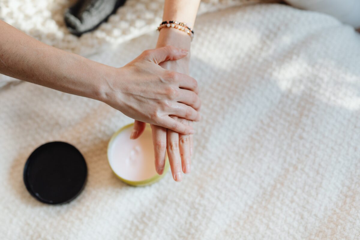 美しさは先端から　美しい手を目指すあなたへ 冬のマフラーに手袋、寒さ対策完璧のあなたも室内での仕事中には、それらをはずさざるを得ません。特に手先は意外と人に見られています。そして、何と言っても荒れた手は年齢より老けて見られちゃうのです。この冬は手荒れをしっかり防止して美しい手を目指しましょう。