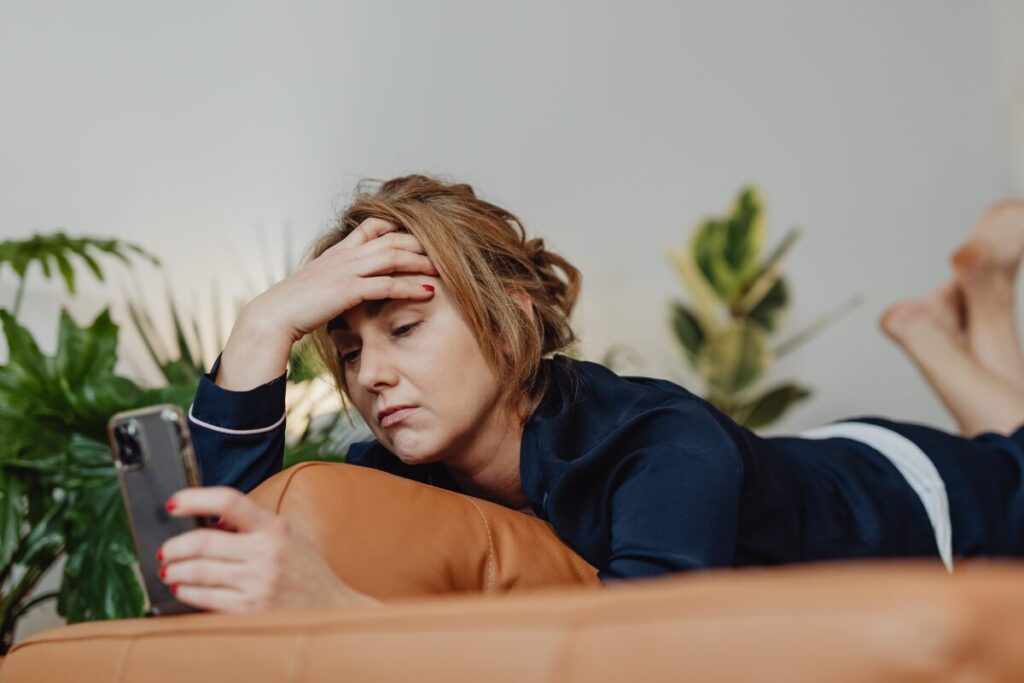 口コミで評判のPIO探偵事務所に探偵のお仕事について聞いてみました
SNSで比較
スマホを見る女性