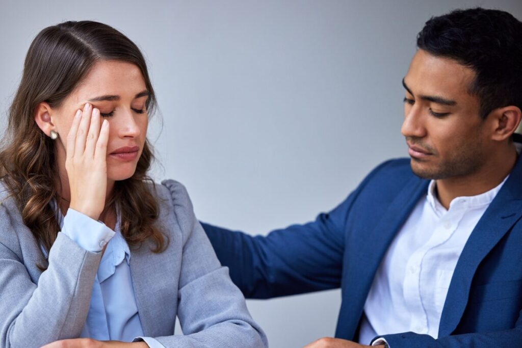 コミで評判のPIO探偵事務所に探偵のお仕事について聞いてみました
慎重に選ぶ理由
寄り添う男性