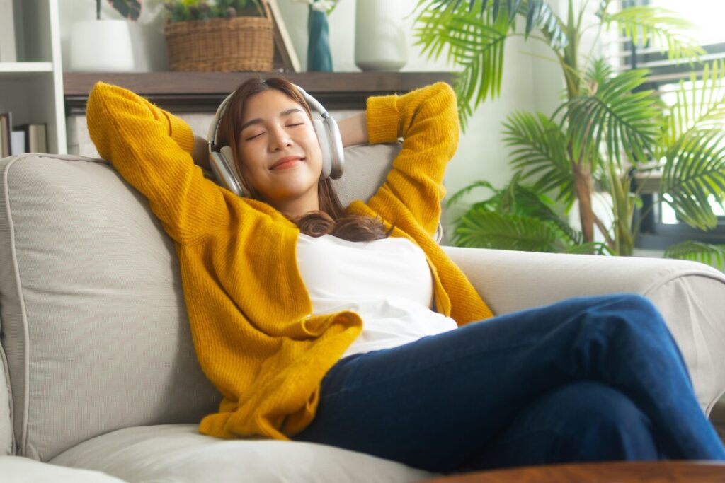 音楽を聞けば美しくなれる？
リラックス効果
音楽を聞いてリラックスしている女性