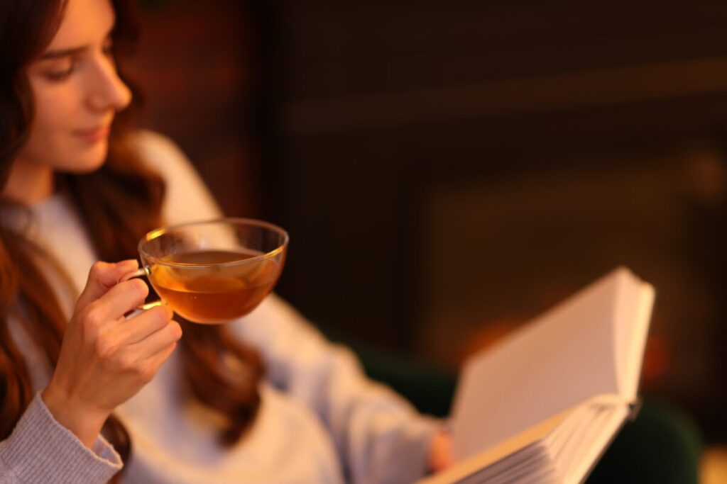 丁寧なお仕事に魂が宿る
ゆとりから生まれるもの
優雅にお茶をする女性