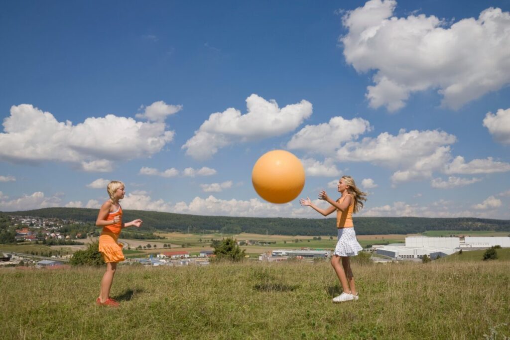初デート会話が苦手な女子必見！一問一答でいいんです
コミュニケーションは相互疎通です
ボールを投げ合う男女