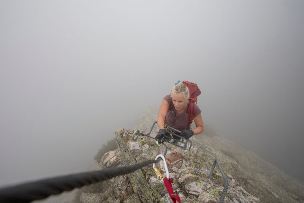 人生から転落しないために
這い上がれない
崖にしがみつく女性