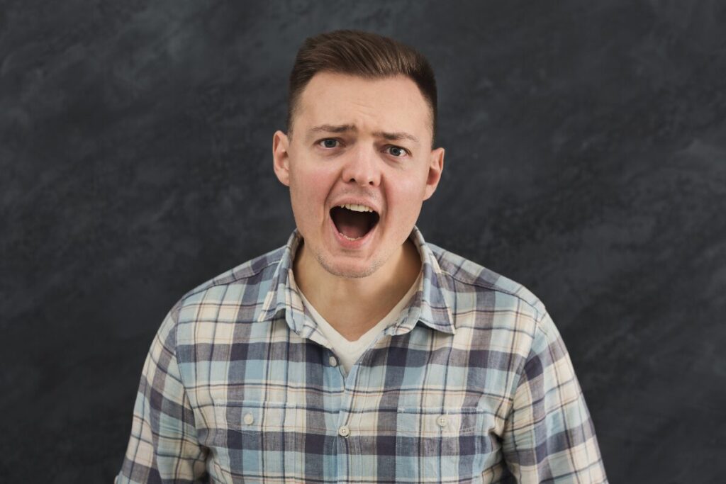 初デート会話が苦手な女子必見！一問一答でいいんです
モラハラ・DVにつながる？
暴言を吐く男性