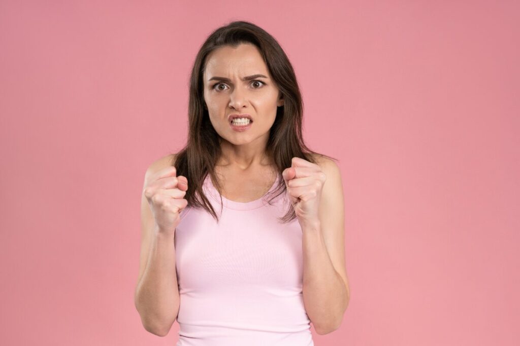 恋をしたあなたに起きていること
ならば恋したい
両こぶしを握る女性