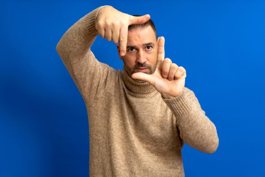 え、そこなの？男性は女性のどこを見ている？
雰囲気
手でフレームを作る男性