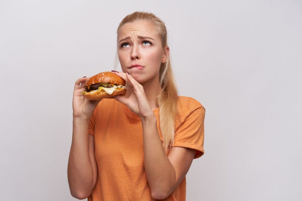 守られ女子になってみる？
意識低い系女子
ジャンクフードを食べる女性