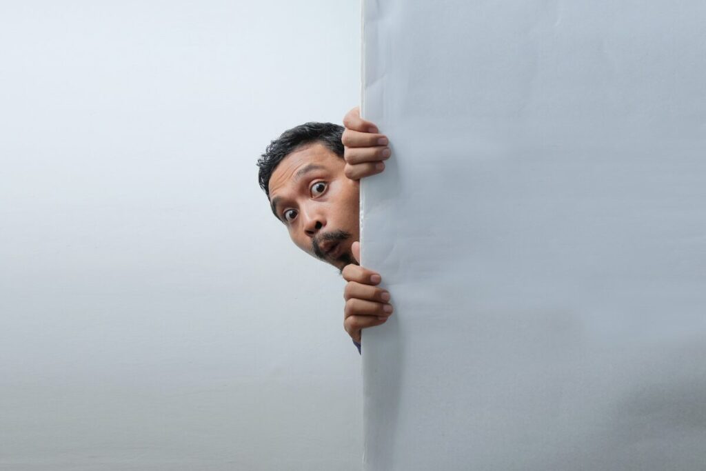 恋をしたあなたに起きていること
意外と身近にいるかも
こっそりこちらを覗く男性