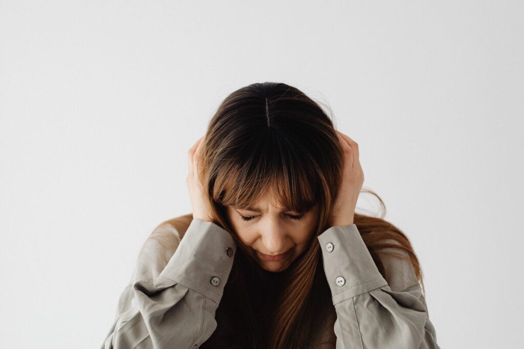 人生から転落しないために
あなたの転落物語
頭を抱える女性