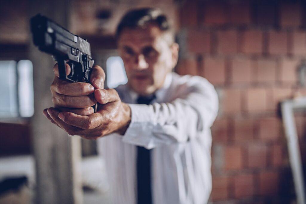 口コミで評判のPIO探偵事務所に探偵のお仕事について聞いてみました
アメリカの探偵
拳銃を構える探偵