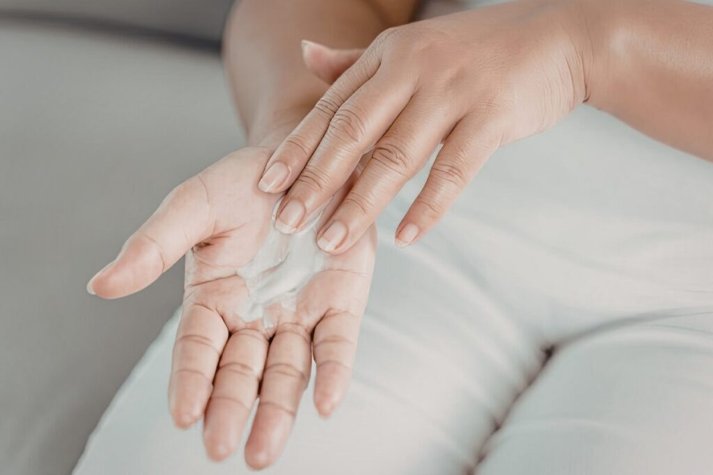 美しさは先端から　美しい手を目指すあなたへ
こまめがポイント
手の平でクリームをねる女性