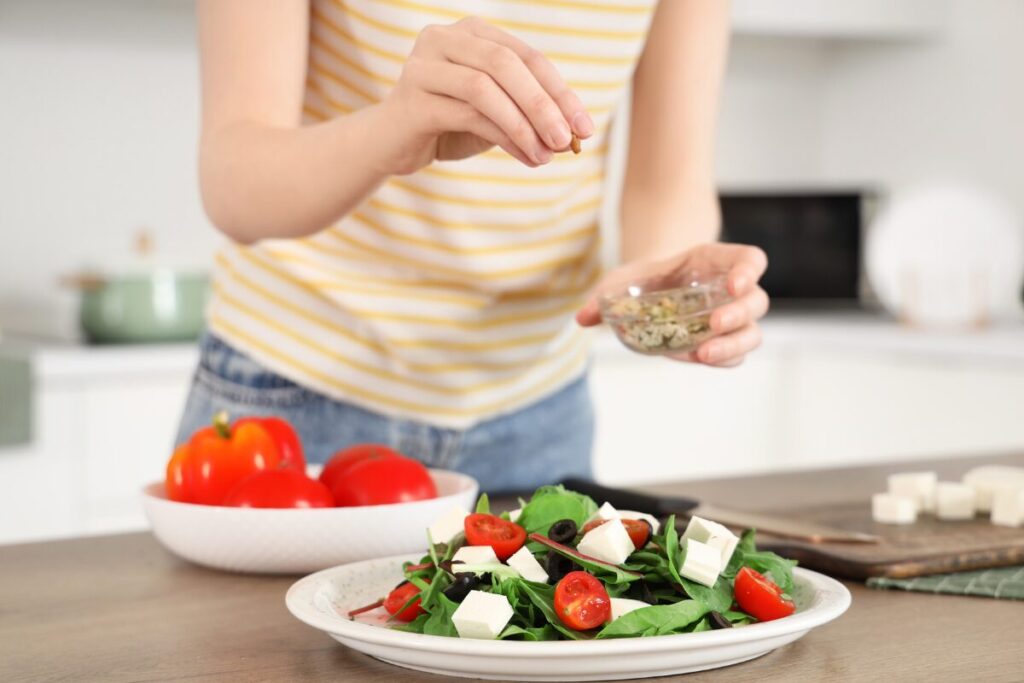 丁寧なお仕事に魂が宿る
そのひと手間
料理に調味料をふる女性