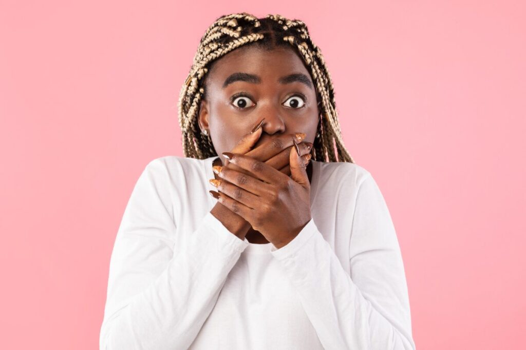 敬遠される女
発言に気をつけて
口に手を当てる女性