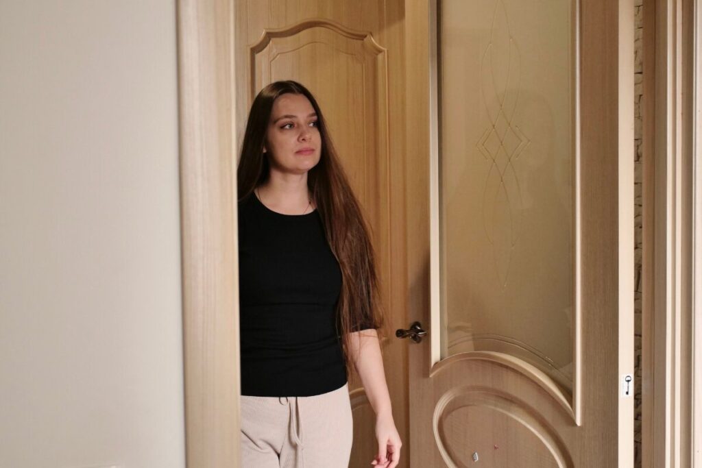 愛の言葉を探して
二人の愛言葉
扉の前に立つ女性