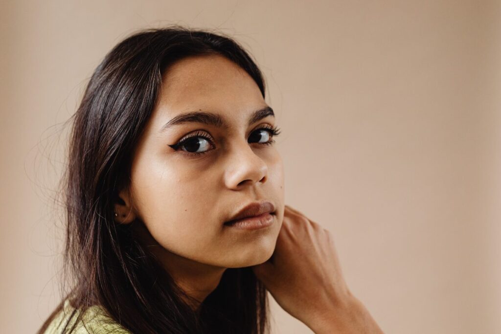 守られ女子になってみる？
芯がありそうな
眉太の女性