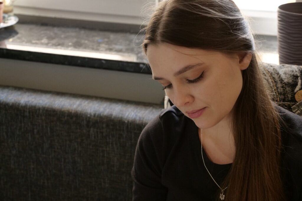 二・二六事件を知っていますか？
下を向くのをやめましょう
うつむく女性