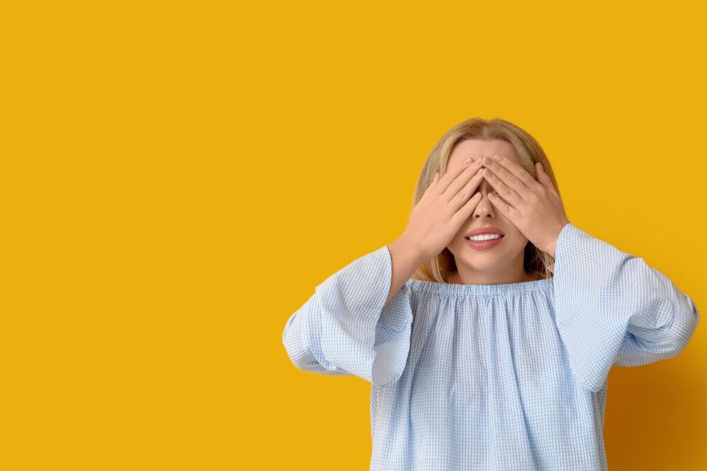 恋をしたあなたに起きていること
惚れたい！
恥ずかしくて顔を隠す女性