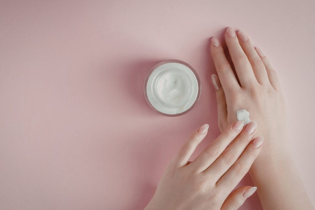 美しさは先端から　美しい手を目指すあなたへ
ハンドクリームを使い分けましょう
ハンドクリームを塗る女性