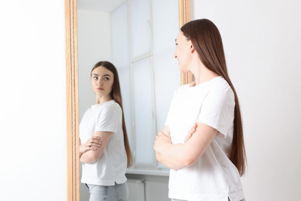 敬遠される女
写真と実物が違い過ぎる
鏡に映る女性