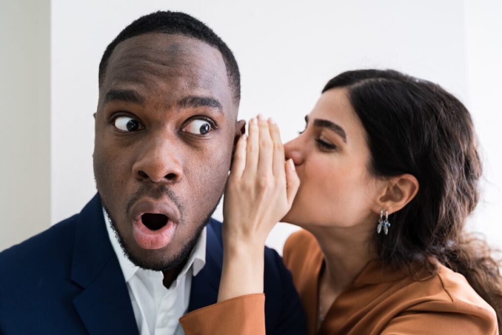 守られ女子になってみる？
はじまりは相談
男性に耳打ちする女性