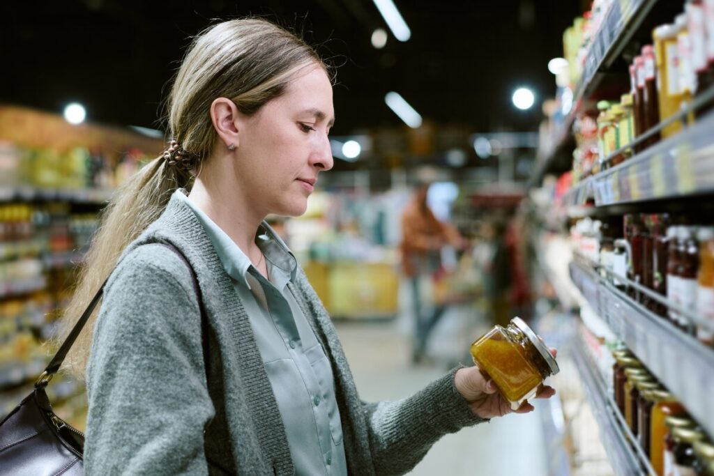 一体全体、何を食べればいいのよ！
食の安全
スーパーでじっくり商品を吟味する女性