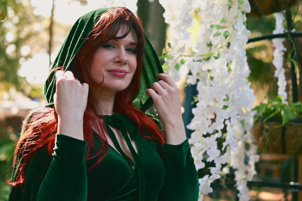 守られ女子になってみる？
オーラを消して下さい
マントで身を隠す女性