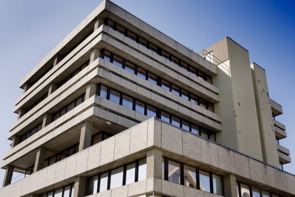 口コミで評判のPIO探偵事務所に探偵のお仕事について聞いてみました
社歴大事
大きくて古めかしい社屋