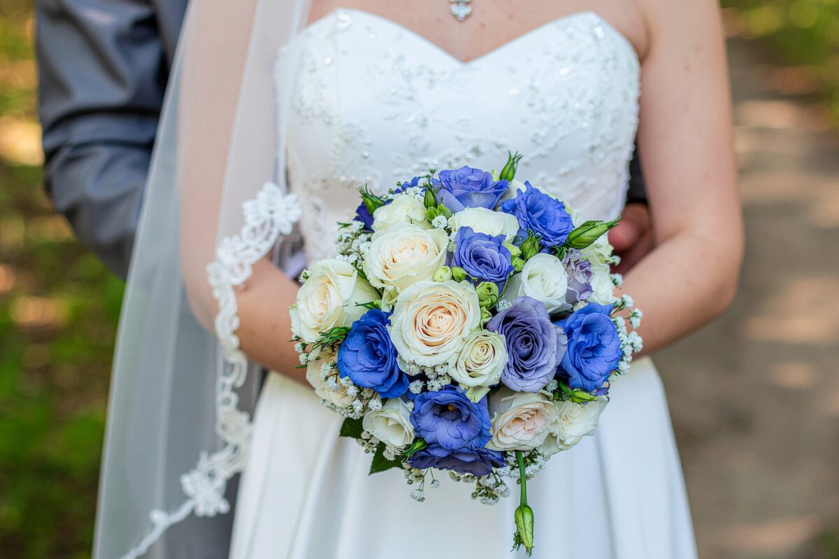 幸せのブーケを胸に 花嫁と言えばウィディングドレス、ウェディングドレスと言えばブーケ！何故世の花嫁はお花を持つのか？普段はお花に見向きもしないあなたも、バラだ、ユリだ、ガーベラだと、さも私お花好きな女子ですと言わんばかりに。ブーケを持つのはちゃんと意味があるのです。